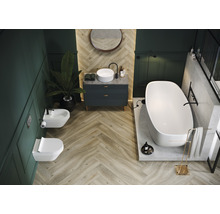 Baie luminoasă cu cadă, chiuvetă, oglindă, toaletă și bideu