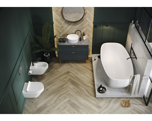 Baie luminoasă cu cadă, chiuvetă, oglindă, toaletă și bideu