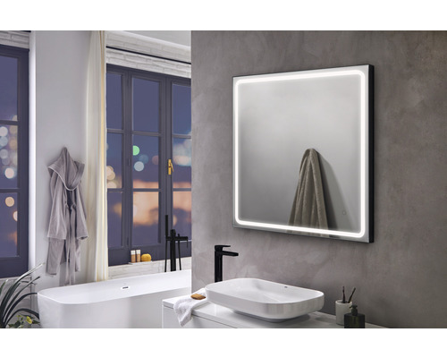 Baie modernă cu oglindă iluminată, lavoar și cadă