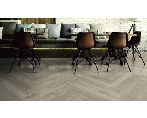 Scenă cu masă de sufragerie, scaune și podea cu model herringbone.