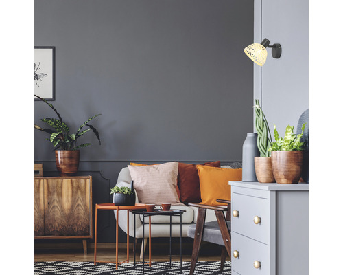 Living cu canapea, masă și lampă de perete din ratan