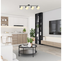 Interior luminos și modern, cu plafonieră neagră cu patru spoturi deasupra zonei de living.