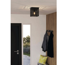 Plafoniere cu un design simplu, cubic, în zona de intrare