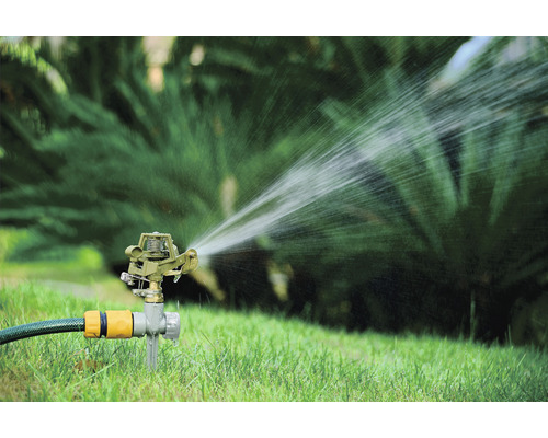 Aspersor de gazon udând gazonul în grădină.