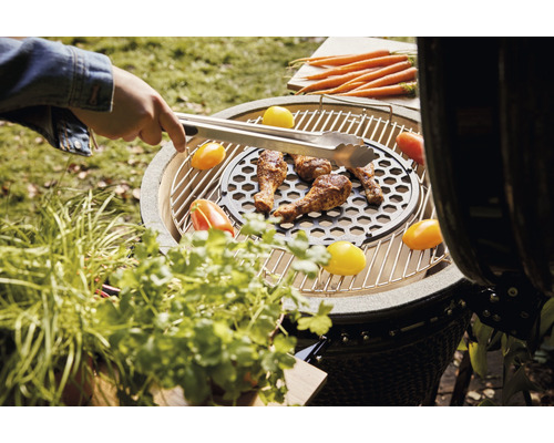 Scenă cu grătar, clește pentru grătar, pui și legume