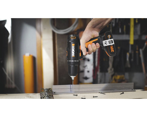 Mașină de găurit cu acumulator marca Worx care găurește o bucată de metal