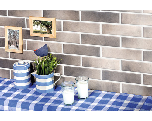 Plăci decorative de perete cu aspect de piatră cu accesorii pe o scenă de masă de bucătărie