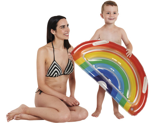 Femeie și copil cu saltea gonflabilă curcubeu