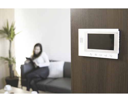 Interfon cu ecran pe o ușă din lemn