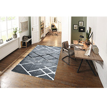 Scenă de locuit cu covor cu design geometric pe podea de lemn