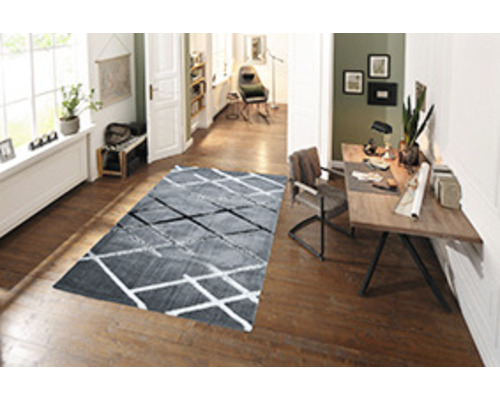 Scenă de locuit cu covor cu design geometric pe podea de lemn