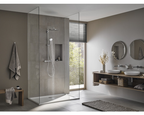 Baie cu duș fără cabină, lavoare și oglindă