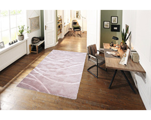 Interior cu un covor cu model pe o podea din lemn.