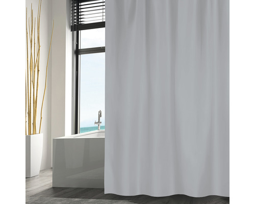 Scenă de baie cu cadă, fereastră și perdea de duș