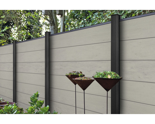 Gard din WPC cu jardiniere