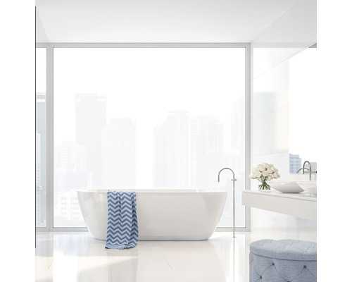 Baie luminoasă cu cadă, lavoar, taburet și fereastră mare