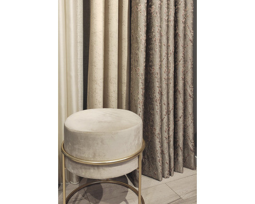 Scenă decorativă cu perdele și taburet