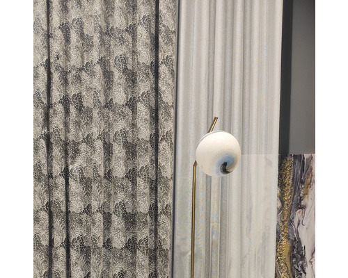 Perdele decorative și lampă de podea într-un interior.