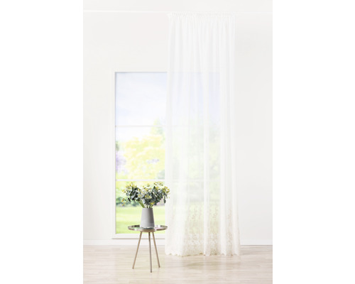 Scenă cu draperie, masă și decorațiuni