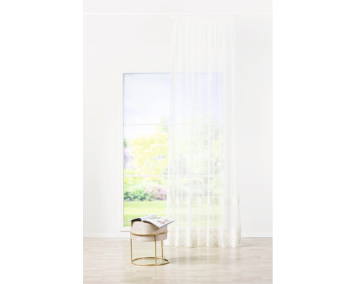 Cameră luminoasă cu fereastră, perdea și taburet