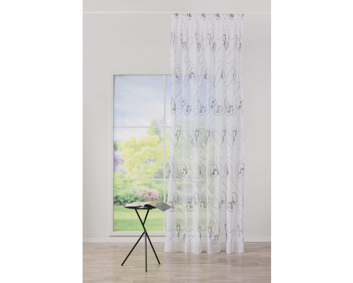 Perdea cu model de față în fața unei ferestre