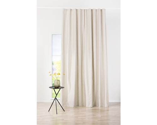 Cortină decorativă în camera de zi cu măsuță laterală mică și fereastră