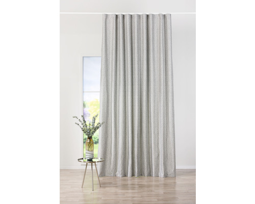 Cortină decorativă în fața unei ferestre