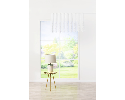 Interior cu fereastră, perdea și lampă de masă