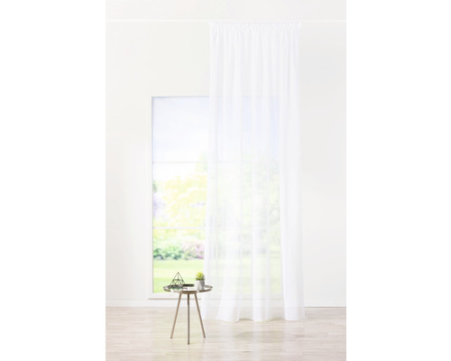 Cortină albă, transparentă în fața ferestrei