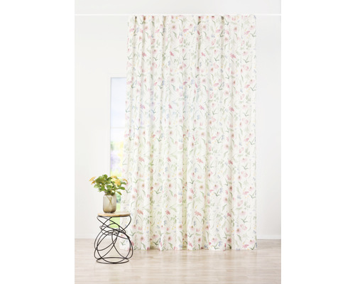 Cortină cu model floral în cameră