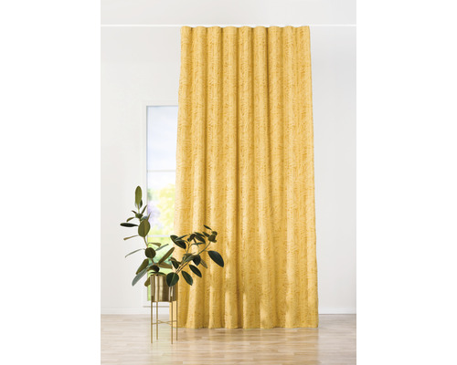 Cortină galbenă cu plante într-o cameră.