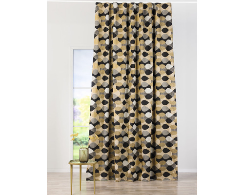 Cortină decorativă cu model geometric în fața unei ferestre