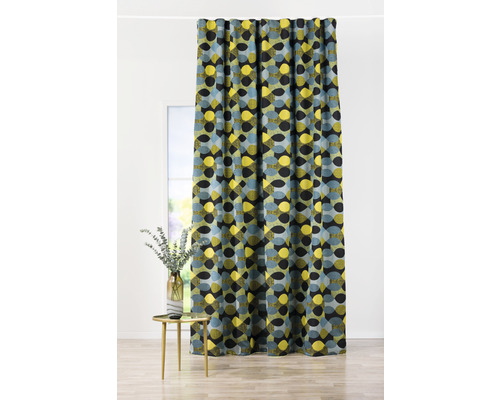 Cortină decorativă cu model geometric la fereastră