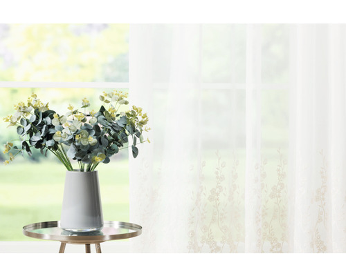 Decoratiuni decorative pentru ferestre cu draperie, masă și vază de flori