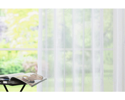 Șaluri decorative cu model de față în fața unei ferestre