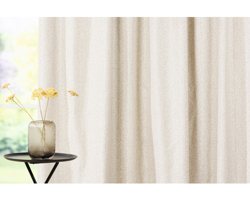 Material decorativ cu model lângă o masă cu flori într-o vază