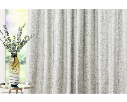 Material decorativ cu model lângă o masă cu o vază de flori