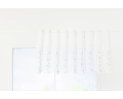 Draperie cu model floral la fereastră