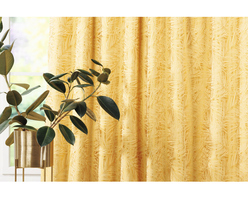 Cortină decorativă cu model de plante lângă o plantă de interior în ghiveci