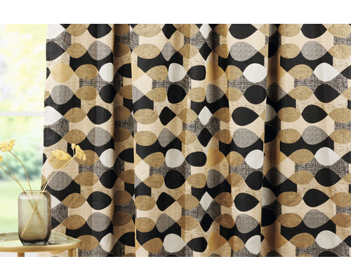 Material decorativ cu model geometric în fața unei ferestre