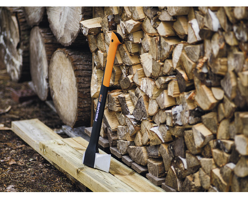 Topor Fiskars X17 pe un stoc de lemn