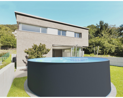 Piscină rotundă în grădină, în fața unei case