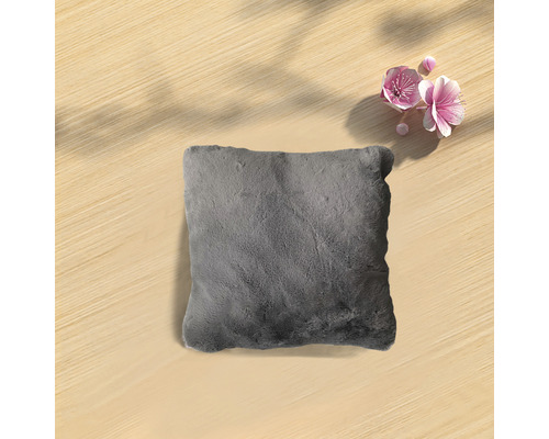 Pernă gri pe o masă de lemn cu flori