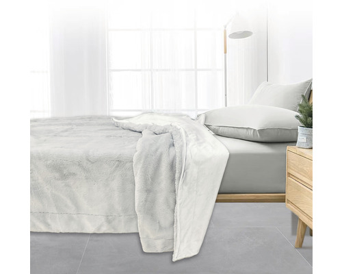 Pat cu pătură moale în dormitor.