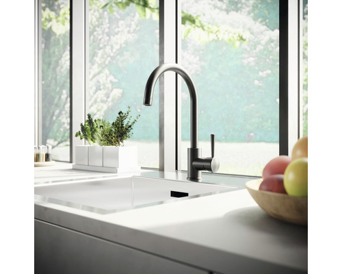 Chiuvetă de bucătărie cu robinet în fața unei ferestre