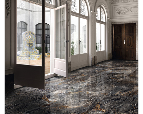 Hol elegant cu trecere deschisă spre un spațiu exterior cu o fântână și plăci de pardoseală cu aspect de marmură.