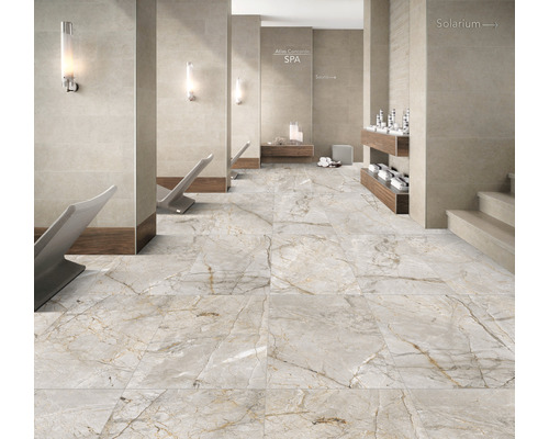 Baie luminoasă cu gresie de marmură, șezlonguri și rafturi.