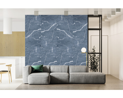 Living cu canapea gri și tapet de perete cu design de marmură