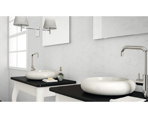 Baie cu două chiuvete, oglinzi și lămpi