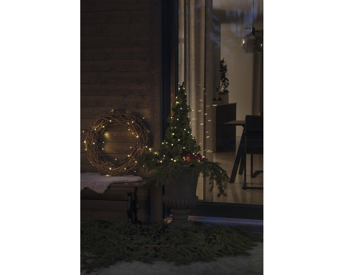 Scenă decorativă de exterior cu bancă, coroană și pom iluminat